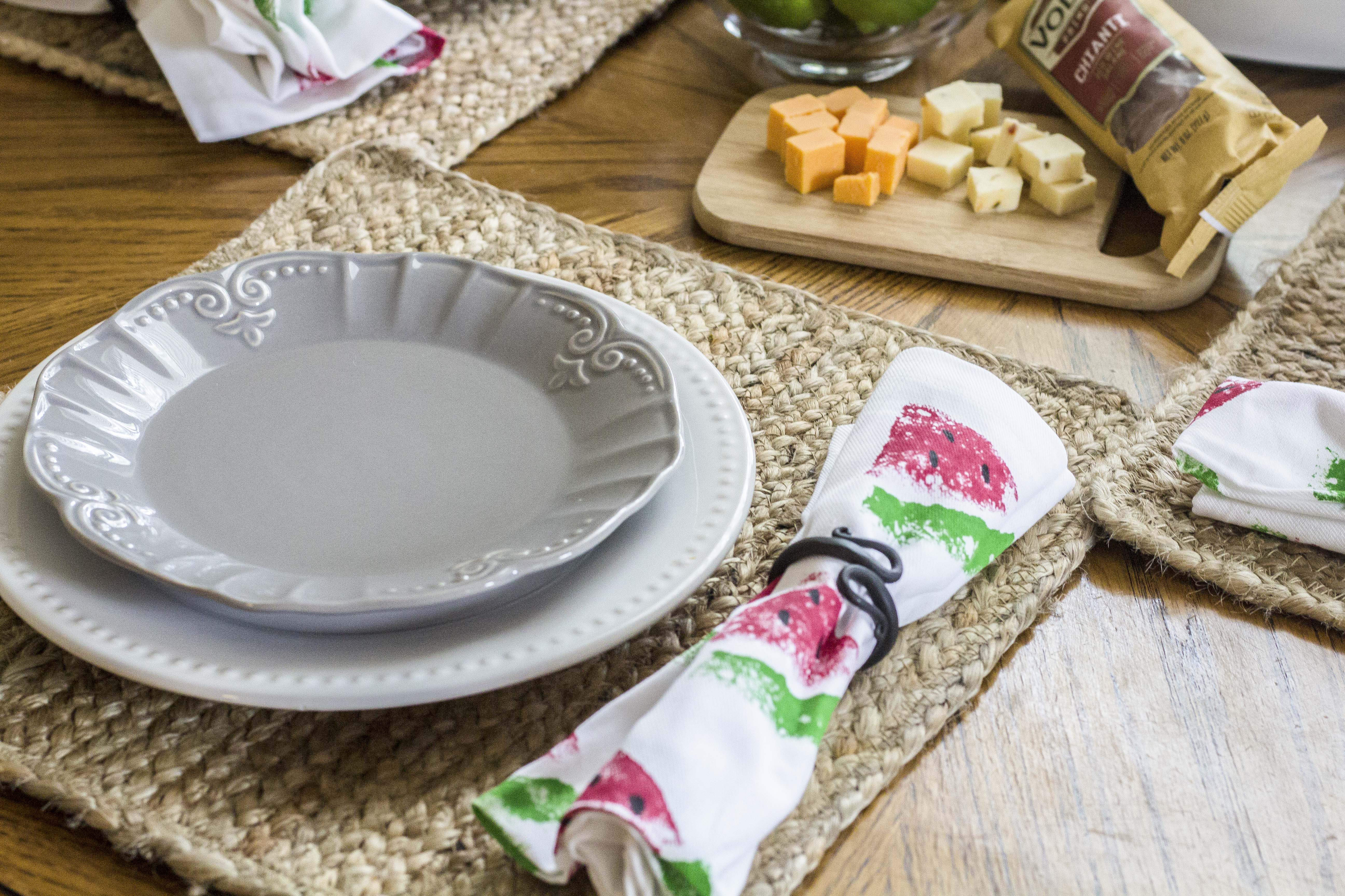 Easy Sponge-Stamped Napkins for Summer Cookouts